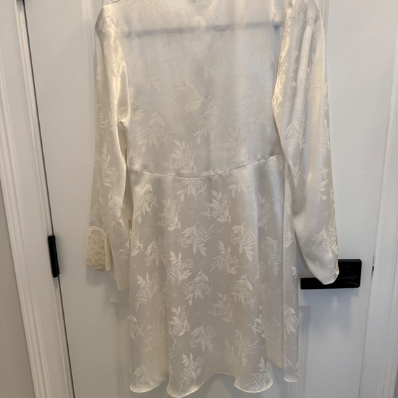 Robe - Picture 4 of 4